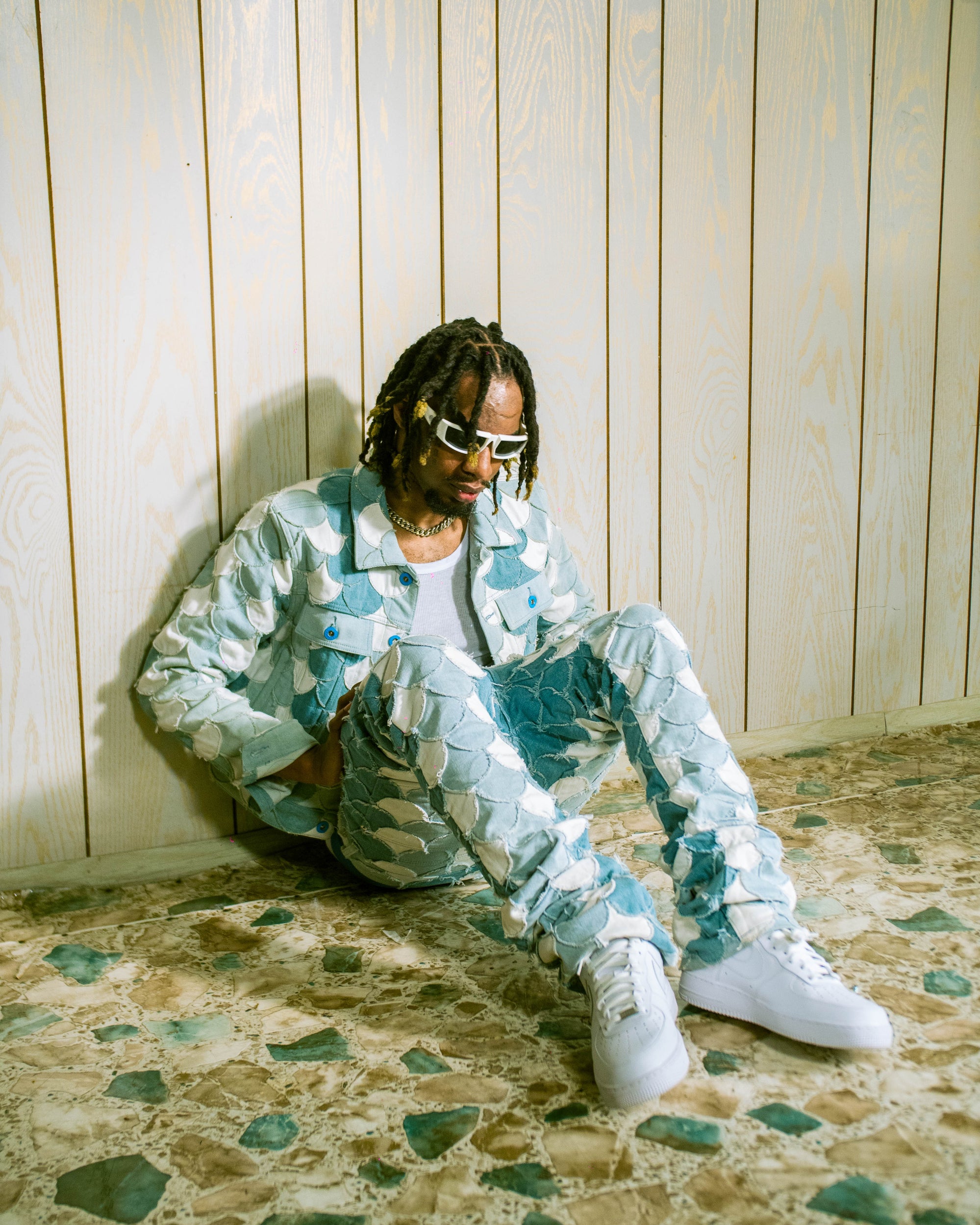 Mulamandam wears NICOLE ZÏZI STUDIO in “10 FRIENDS” music video.